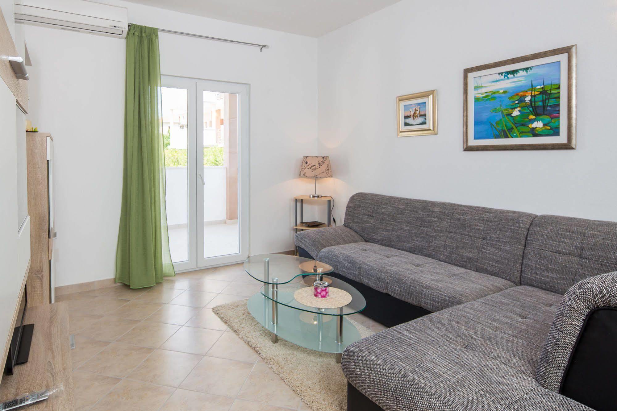 Apartment With Private Swimming Pool Podstrana Exterior foto